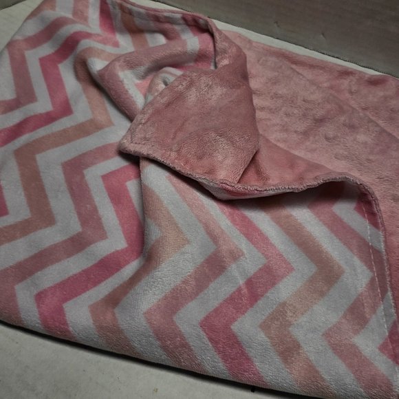 Nuby Plush Soft Baby Girl Pink White Chevron Zig Zag Blanket - Picture 5 of 5
